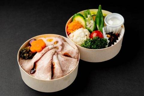 【彩り温野菜のわっぱ二段弁当】⑫やわらかローストポークの香り柚子胡椒焼わっぱ弁当