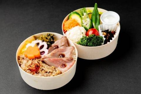 【彩り温野菜のわっぱ二段弁当】⑰黒毛和牛ローストビーフと厳選牛炙り焼わっぱ弁当