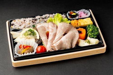 【十六穀米のボリューム弁当】②季節の魚の西京焼とやわらかローストポーク