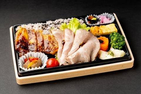 【十六穀米のボリューム弁当】③やわらかローストポークと甘辛特製ダレの鶏香味焼き