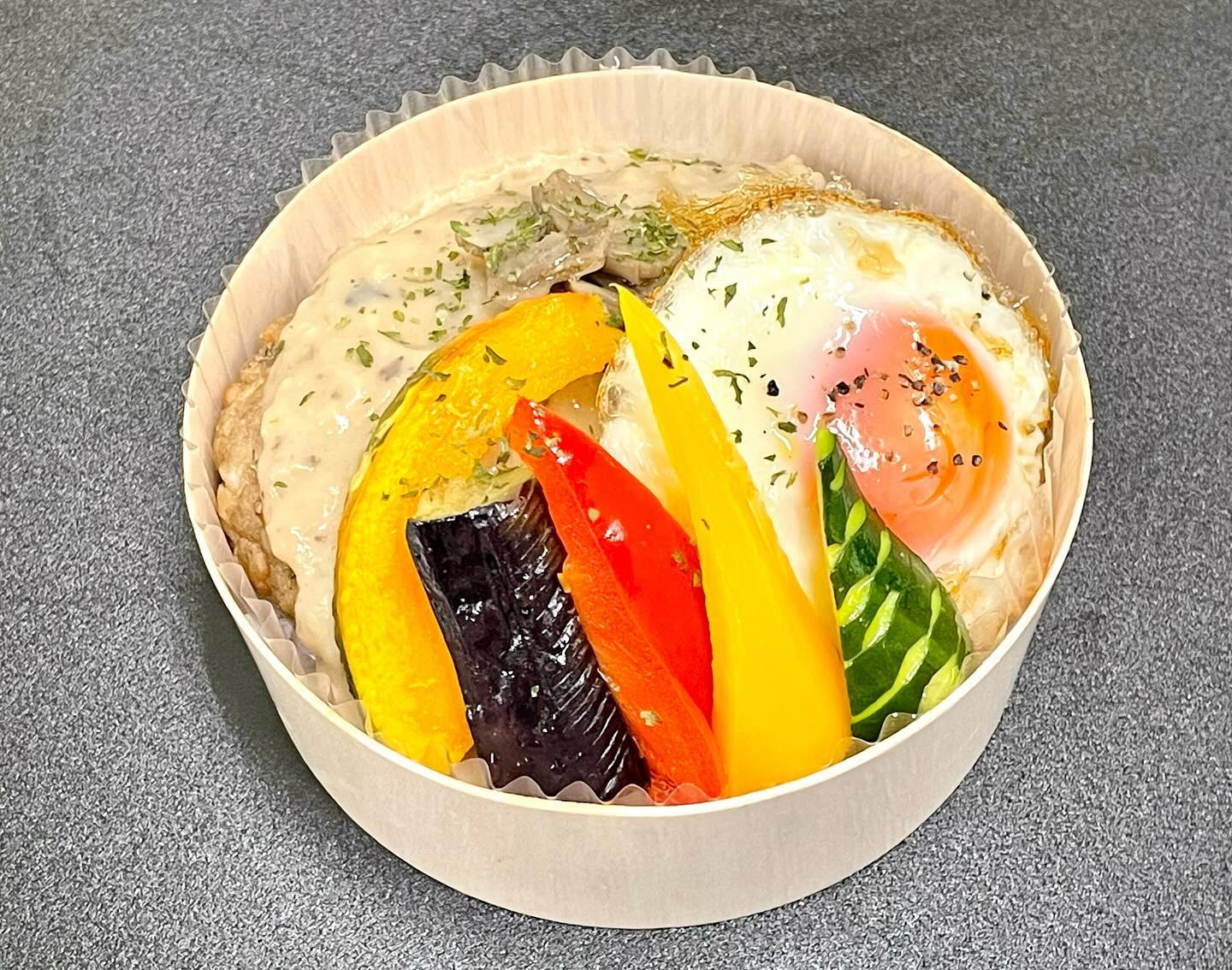 今日は、きのこのクリームソースのロコモコ丼。