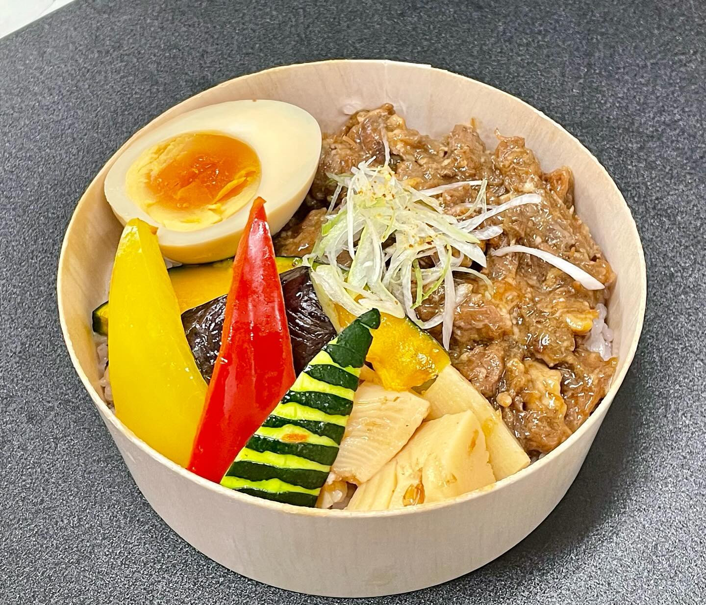 今日からまた「牛すじの旨煮」のわっぱ飯。