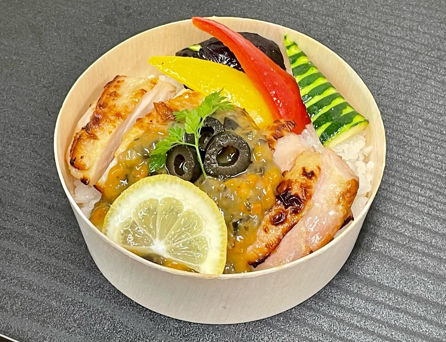 「オリーブ•ソースのグリルチキン」